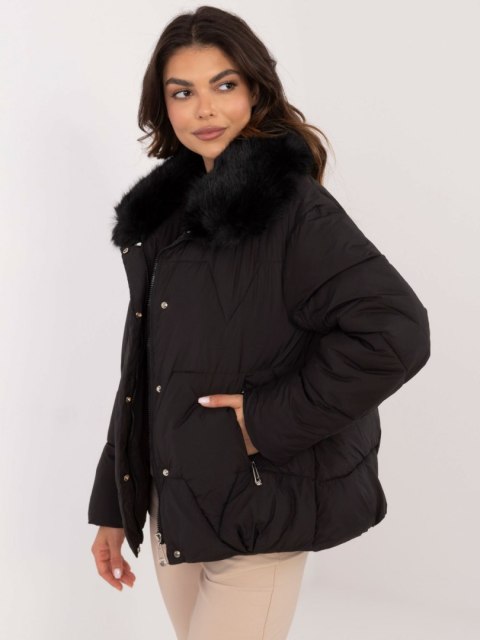 Czarna pikowana kurtka zimowa z efektownym futerkiem