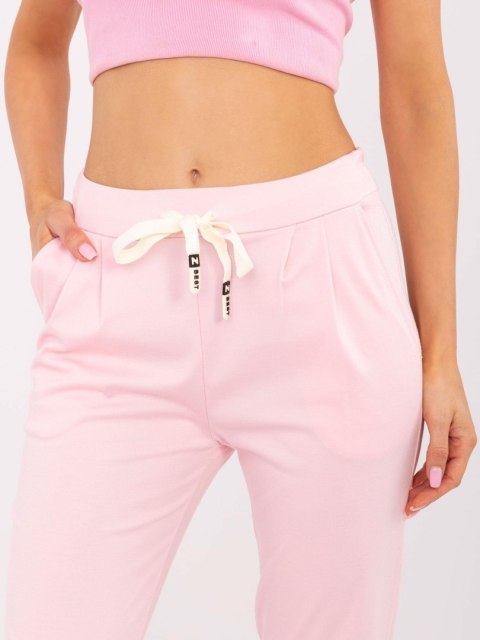 Jasno różowe spodnie dresowe masełko – joggersy z długimi ściągaczami