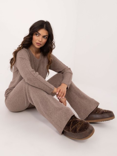 Ciemnobeżowy dwuczęściowy komplet z dzianiny