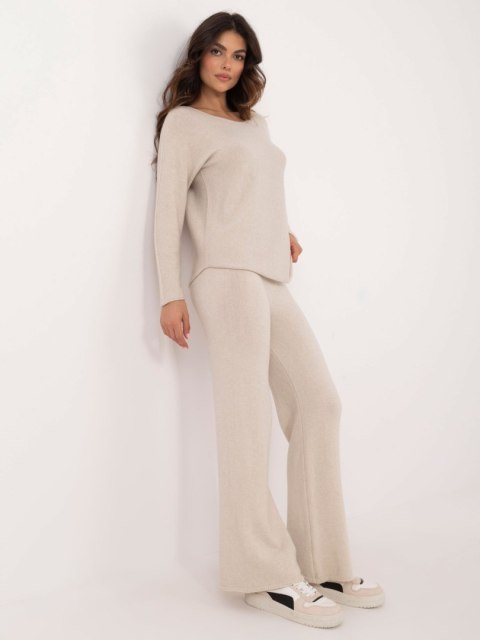 Jasno beżowy dwuczęściowy komplet z dzianiny