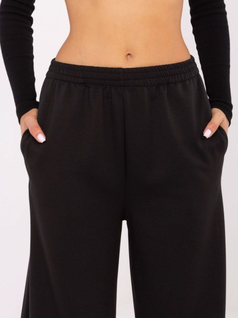Czarne spodnie dresowe masełko – szerokie nogawki typu wide leg