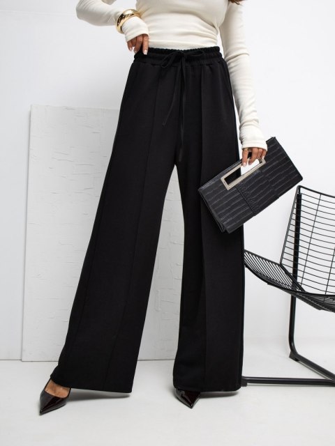 Czarne joggersy z pionowymi przeszyciami masełko