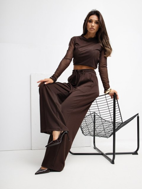 Czekoladowe joggersy z pionowymi przeszyciami masełko