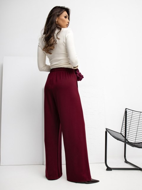 Bordowe joggersy z pionowymi przeszyciami masełko