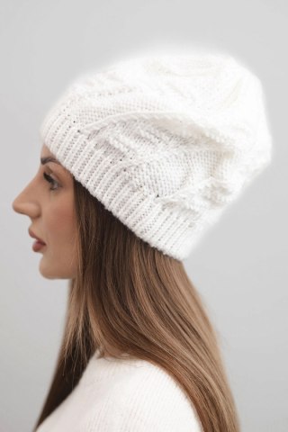 Czapka damska zimowa wełniana z delikatnym wzorem K460 biała