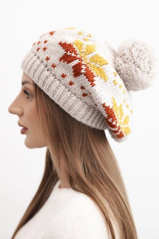 Czapka damska zimowa wełniana z motywem śnieżynek i pomponem K457 beżowa