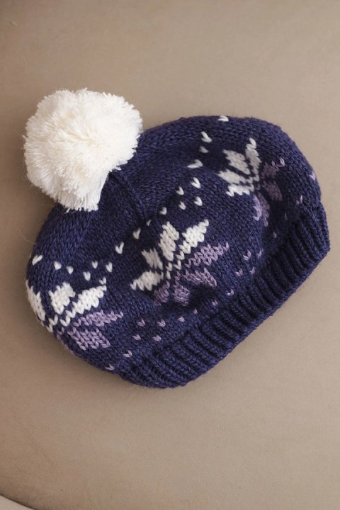 Czapka damska zimowa wełniana z motywem śnieżynek i pomponem K457 ciemno fioletowa