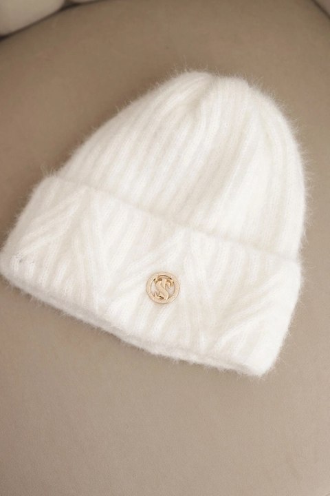 Czapka damska zimowa z puszystej dzianiny i z eleganckim guzikiem biała