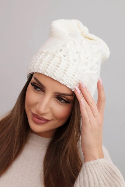 Czapka damska zimowa z wełną zdobiona cekinami i splotem K473 ecru