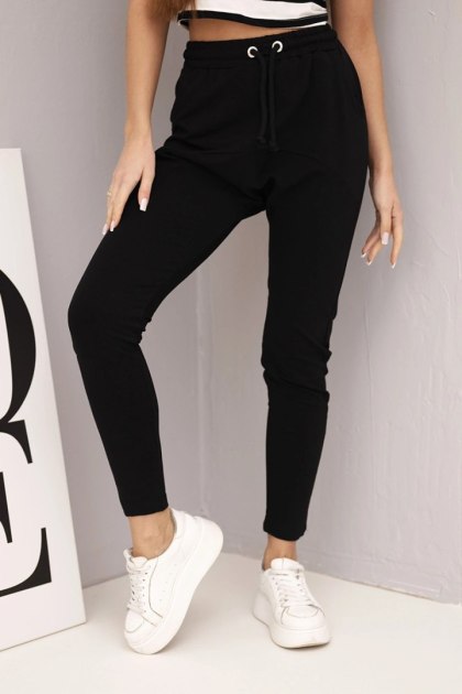 Spodnie damskie dresowe z elastycznym pasem i troczkiem czarne