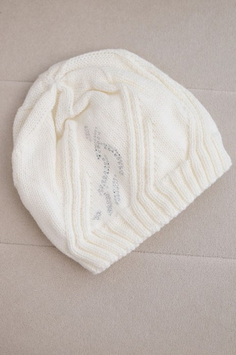 Czapka damska wełniana zimowa z geometrycznym wzorem i delikatnym połyskiem K401 biała