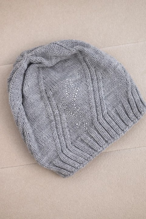 Czapka damska wełniana zimowa z geometrycznym wzorem i delikatnym połyskiem K401 jasno szara