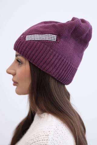 Czapka damska wełniana zimowa z ozdobnym paskiem cyrkonii K402 ciemno fioletowa