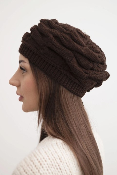 Czapka damska zimowa wełniana z ozdobnym splotem i dżetami K397 brązowa