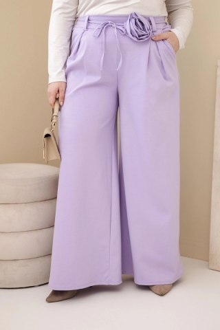 Spodnie damskie Plus Size z szeroką nogawką i ozdobnym kwiatem w talii fioletowe
