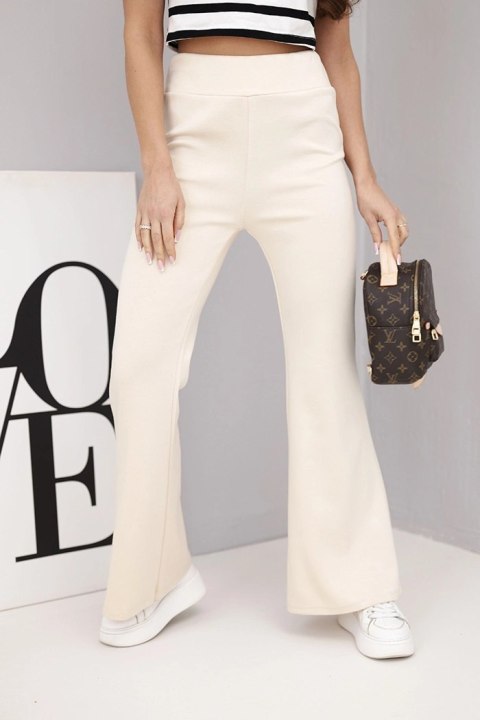 Eleganckie beżowe spodnie damskie o maślanej miękkości z rozszerzaną nogawką