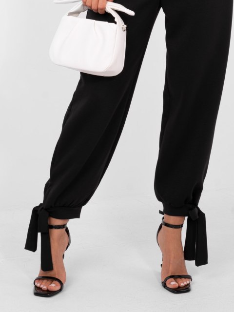 Czarne spodnie dresowe masełko z wiązanymi nogawkami