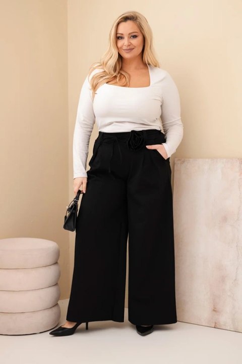 Eleganckie czarne spodnie damskie Plus Size z szeroką nogawką i ozdobnym kwiatem w talii