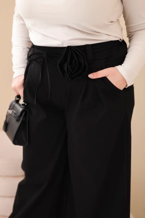 Spodnie damskie Plus Size z szeroką nogawką i ozdobnym kwiatem w talii czarne