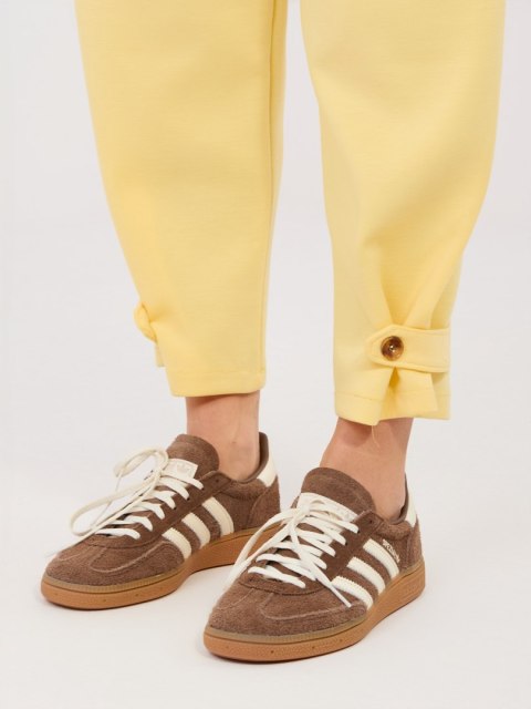 Żółte spodnie dresowe masełko