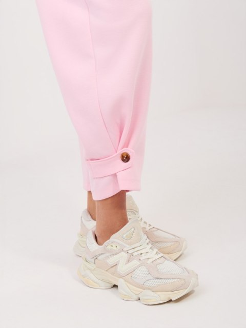 Różowe spodnie dresowe masełko