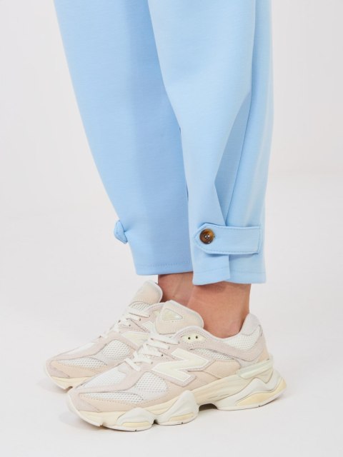 Jasnoniebieskie spodnie dresowe masełko