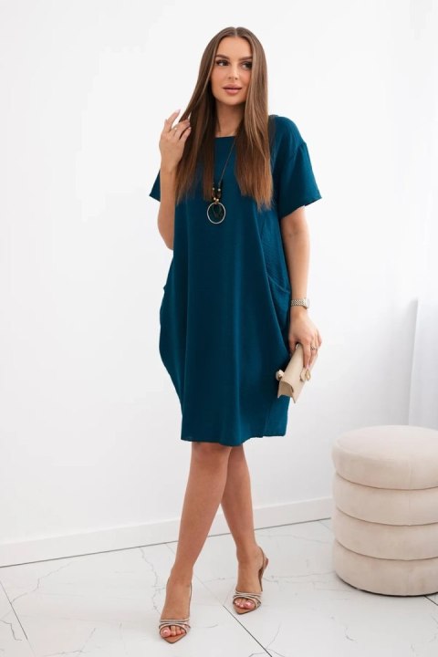 Elegancka morska sukienka damska o swobodnym kroju z kieszeniami i wisiorkiem