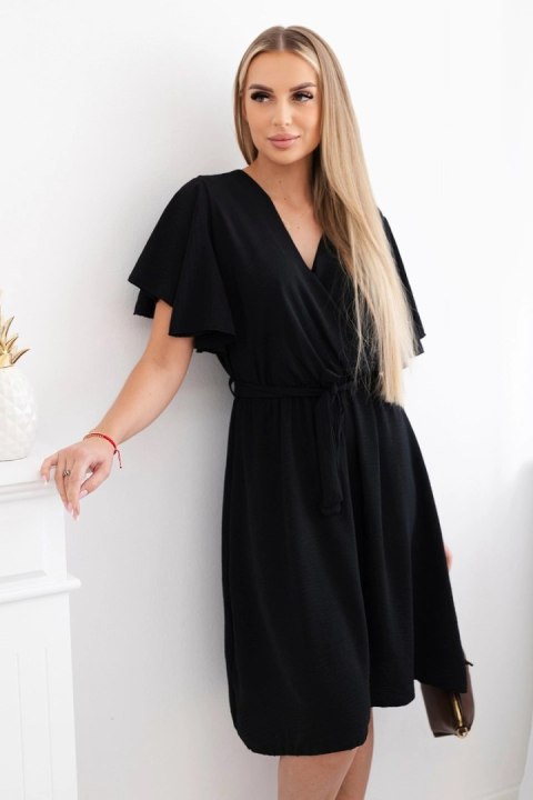 Elegancka czarna sukienka damska z przekładanym dekoltem i modelującym fasonem