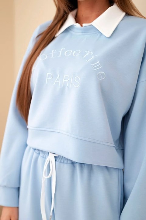 Niebieski komplet damski masełko z kołnierzykiem i prostymi spodniami