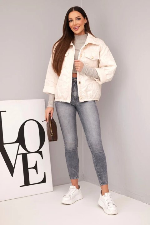 Beżowa kurtka damska wiosenna o pikowanej strukturze z motywem kwiatowym