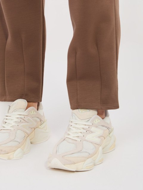 Damski dres masełko z ozdobnymi naszywkami brązowy