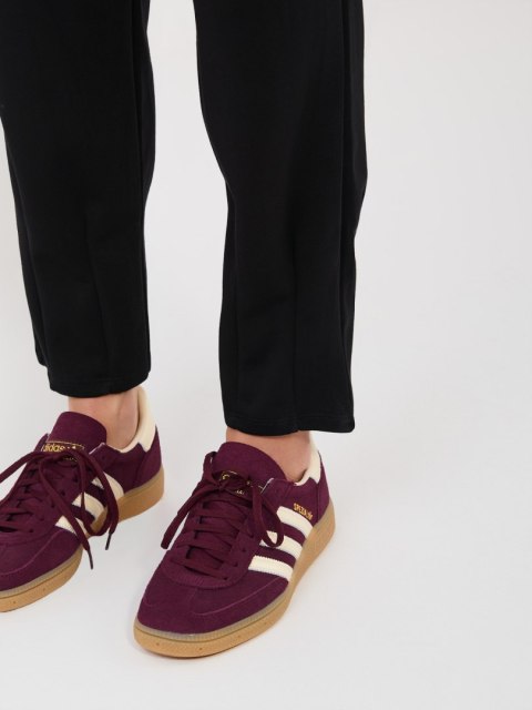 Damski dres masełko z ozdobnymi naszywkami czarny