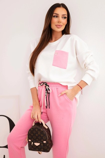 Komplet damski masełkowy z kontrastową kieszonką jasno różowy
