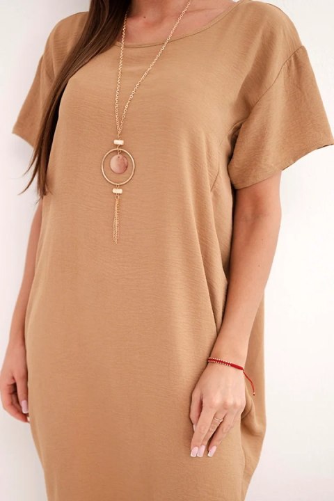 Sukienka z kieszeniami i wisiorkiem camelowa