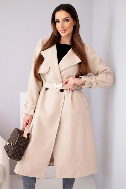 Beżowy płaszcz damski z paskiem i złotymi klamrami