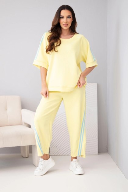 Komplet damski masełkowy z wiskozy bluza i spodnie z lampasami żółty