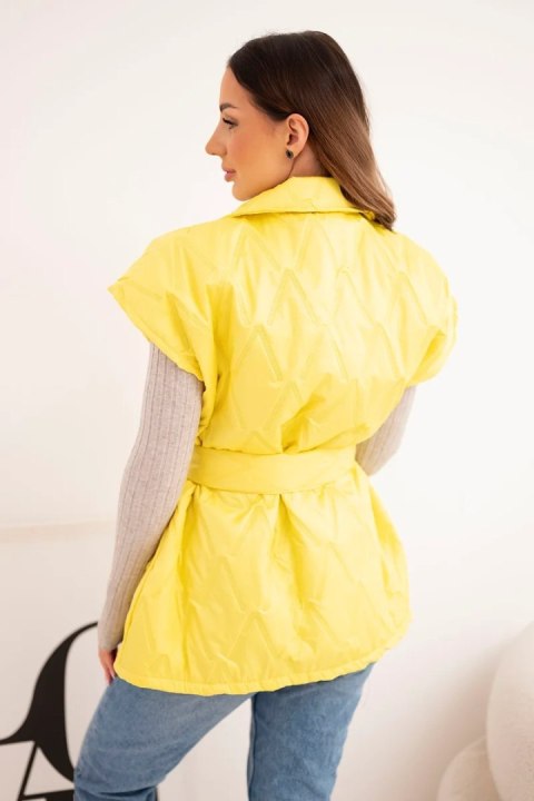 Kamizelka damska pikowana z paskiem i szerokim kołnierzem żółta