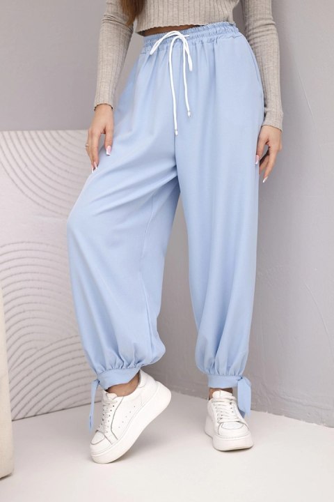 Niebieskie spodnie damskie z szeroką nogawką i efektownym wiązaniem