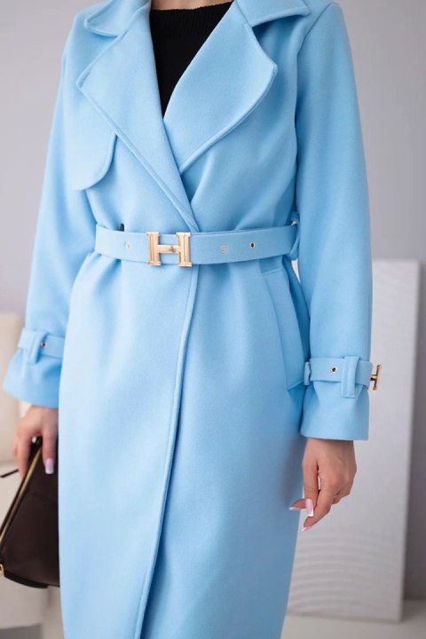 Płaszcz damski z paskiem i złotymi klamrami niebieski