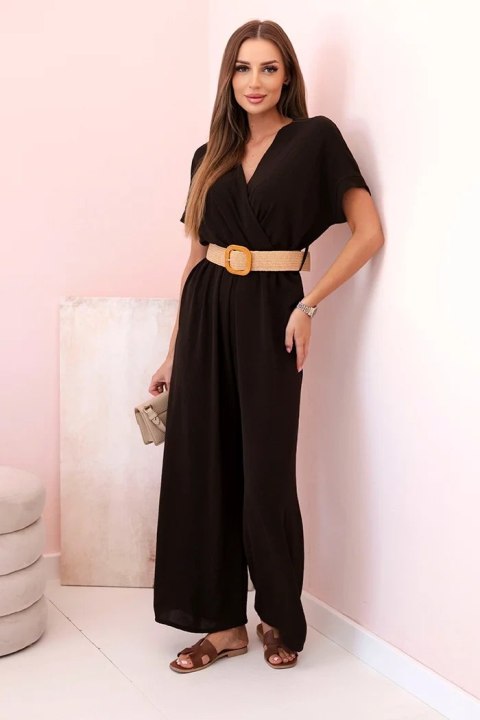 Brązowy kombinezon z ozdobnym paskiem w talii