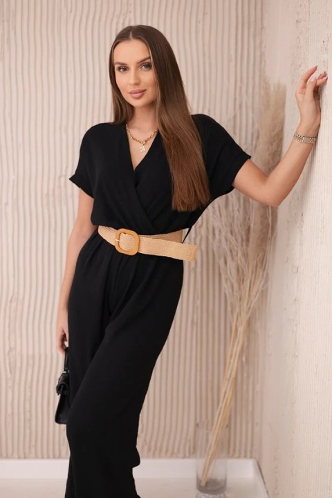 Czarny kombinezon z ozdobnym paskiem w talii