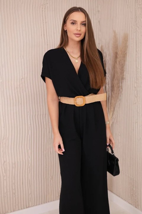 Czarny kombinezon z ozdobnym paskiem w talii