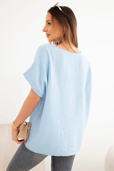 Bluzka damska bawełniana muślinowa oversize z dekoltem V i koronką niebieska