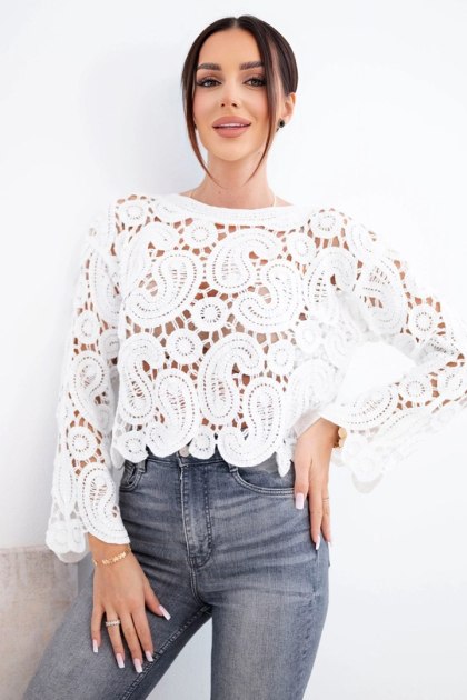 Sweter damski ażurowy z dekoracyjnym wzorem i długim rękawem biały