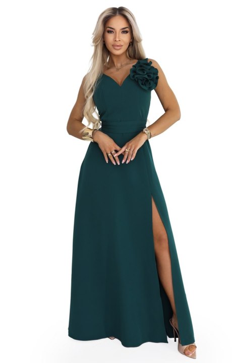 669-1 Romantyczna sukienka maxi z kwiatem na ramieniu i rozcięciem - zieleń butelkowa
