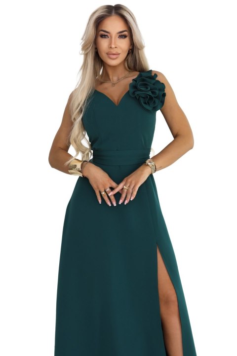 669-1 Romantyczna sukienka maxi z kwiatem na ramieniu i rozcięciem - zieleń butelkowa