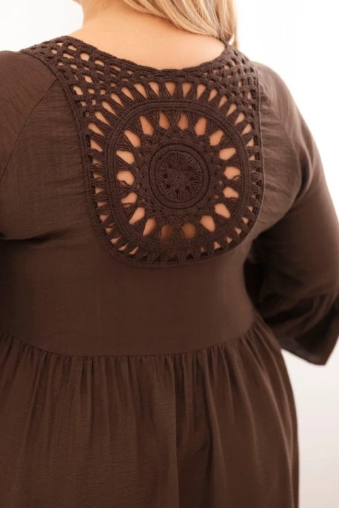 Brązowa sukienka wiskozowa Plus Size z falbanami i ażurem na plecach
