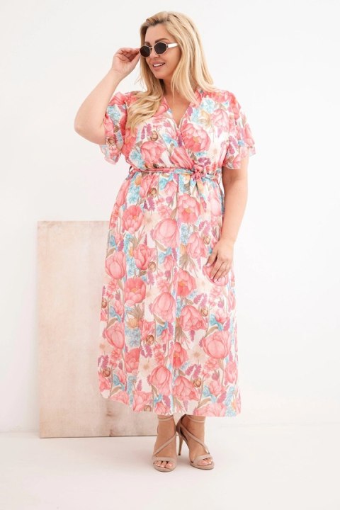 Różowa sukienka maxi Plus Size w kwiatowy wzór z paskiem