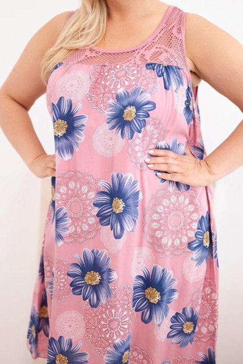 Sukienka damska Plus Size wiskozowa w kwiaty z koronkowym dekoltem ciemno różowa