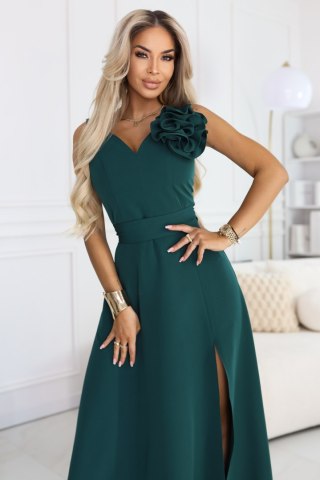 669-1 Romantyczna sukienka maxi z kwiatem na ramieniu i rozcięciem - zieleń butelkowa - XL